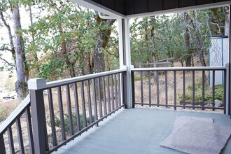 376 Rancho Vista Dr in Grants Pass, OR - Building Photo - Building Photo