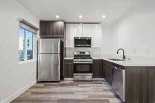 1352 W 36th St in Los Angeles, CA - Building Photo