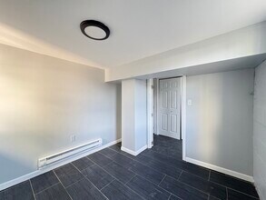 579 Liberty Ave, Unit Basement in Jersey City, NJ - Building Photo - Building Photo
