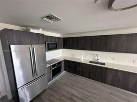 2960 NE 207th St in Aventura, FL - Building Photo