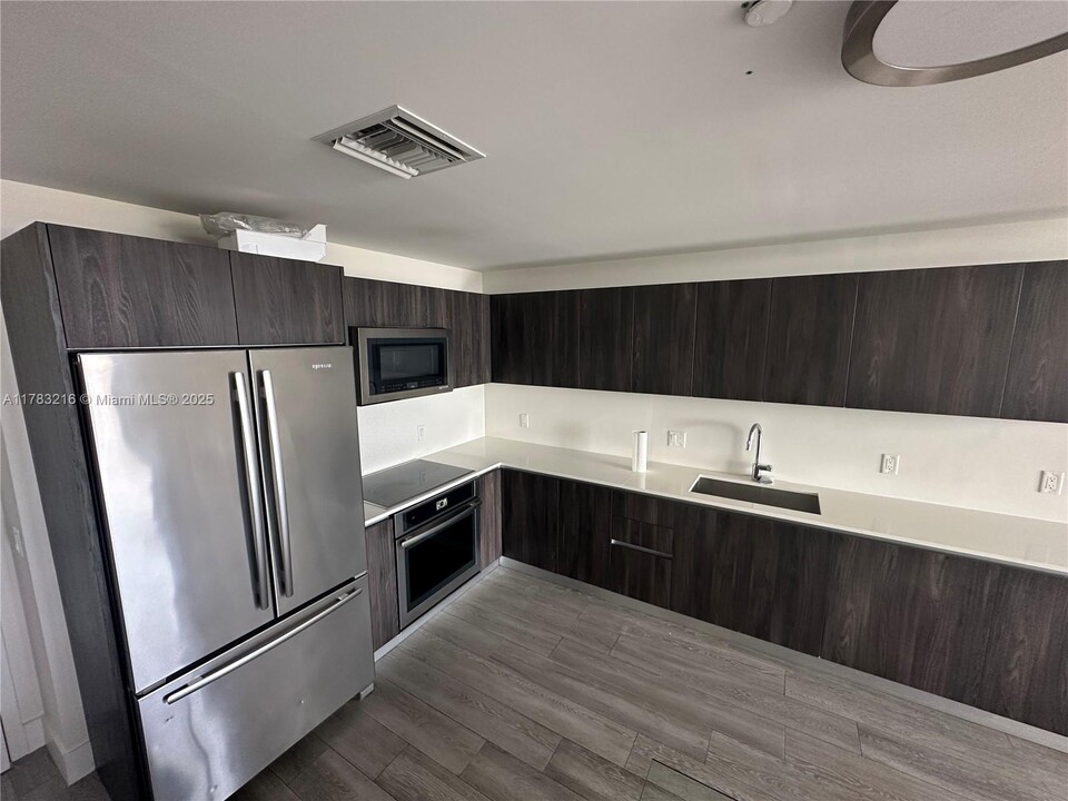 2960 NE 207th St in Aventura, FL - Building Photo