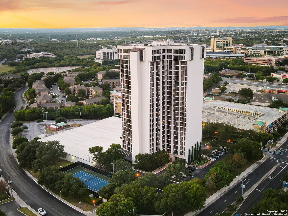 7701 Wurzbach Rd, Unit 301 in San Antonio, TX - Foto de edificio