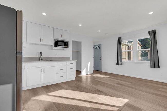 1155 W Exposition Blvd