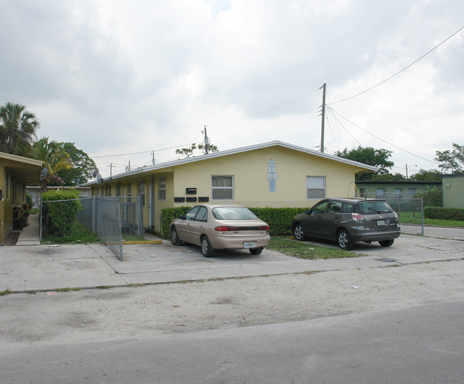 221 NW 11th Ave in Fort Lauderdale, FL - Building Photo - Building Photo