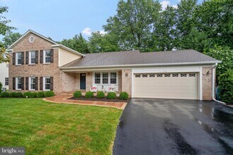 1719 Larkmeade Dr in Vienna, VA - Foto de edificio - Building Photo