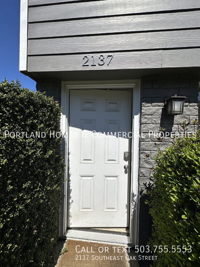 2137 SE Oak St in Portland, OR - Building Photo - Building Photo