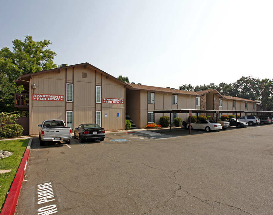 Forest Creek Apartments in Carmichael, CA - Building Photo