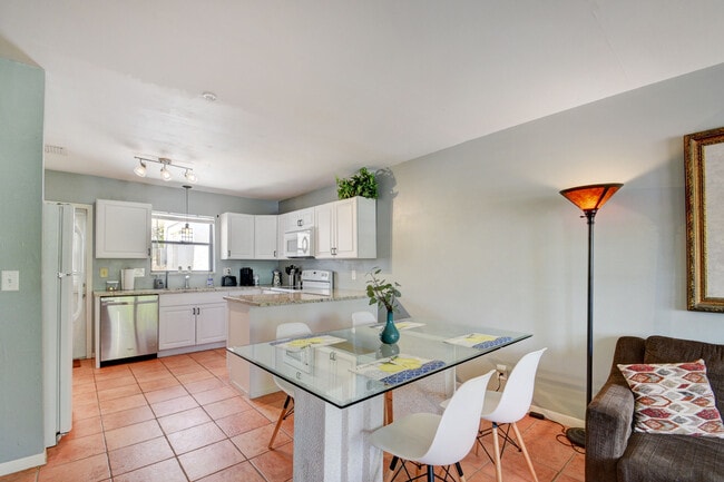 103 SW 10th Ave in Boynton Beach, FL - Foto de edificio - Building Photo