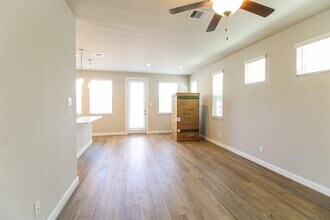 9824 Rugged Oaks Dr in Houston, TX - Building Photo - Building Photo