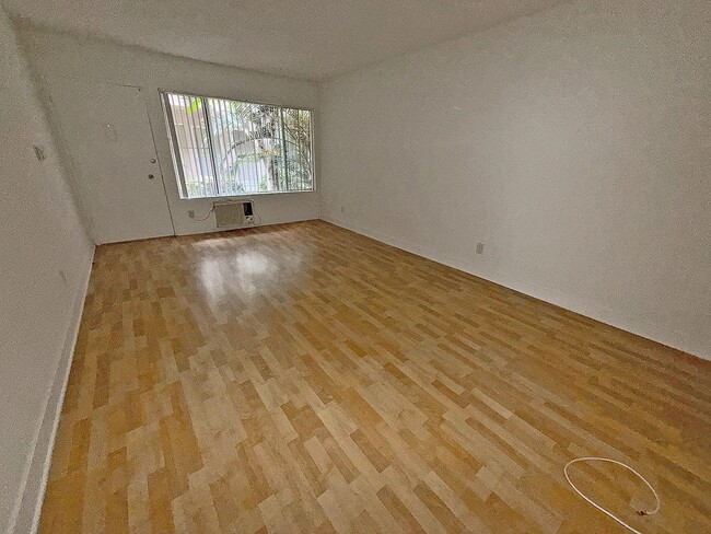 10776 Rose Ave in Los Angeles, CA - Building Photo - Building Photo