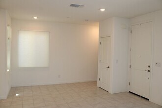 1618 Scarlet Ash Ave in Sacramento, CA - Foto de edificio - Building Photo