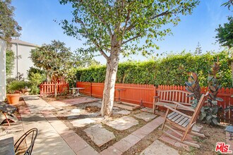 2225 Montana Ave in Santa Monica, CA - Building Photo - Building Photo