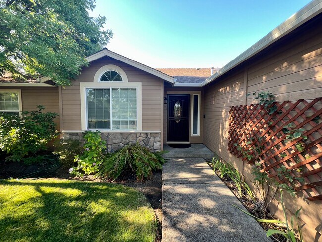 923 Hampton Way in Medford, OR - Foto de edificio - Building Photo