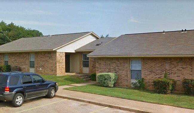 1302 Jacksonville Dr in Jacksonville, TX - Building Photo - Building Photo