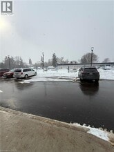 498 Plains Rd E in Burlington, ON - Building Photo - Building Photo