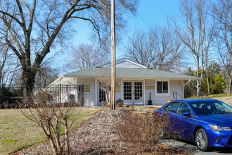 Oakhill Apartments in Davidson, NC - Building Photo - Building Photo