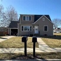 206 4th St, Unit 1 in Waunakee, WI - Building Photo