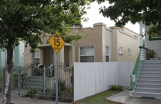 1714 Bridge Ave in Oakland, CA - Foto de edificio - Building Photo