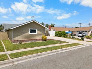 17551 Misty Ln in Huntington Beach, CA - Foto de edificio - Building Photo