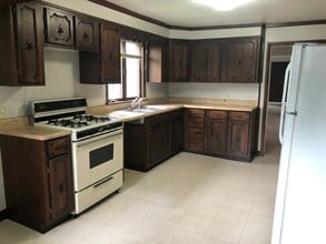 814 W Gray St, Unit B in Elmira, NY - Building Photo - Building Photo