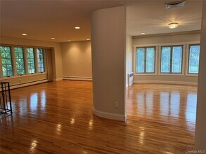 30 Dogwood Rd in Albertson, NY - Building Photo - Building Photo