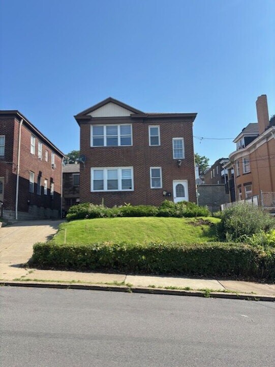 2709 Pyramid Ave in Brentwood, PA - Foto de edificio