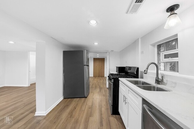 3414 N Damen Ave, Unit BSMT in Chicago, IL - Building Photo - Building Photo