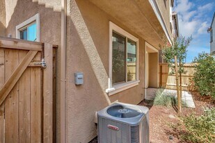 10466 Oboe Way in Elk Grove, CA - Building Photo
