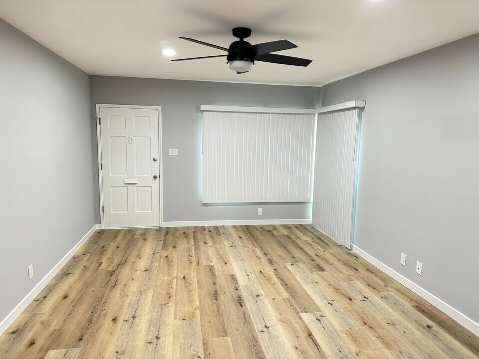 9116 S Manhattan Pl in Los Angeles, CA - Building Photo