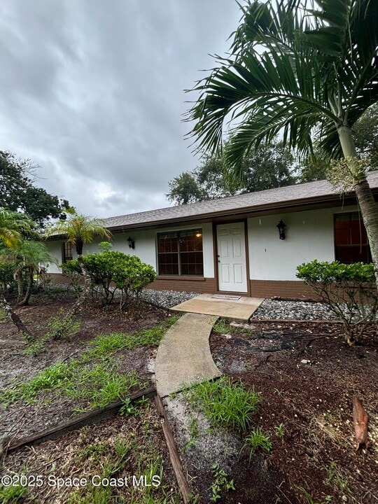 1201 NE Tropicana Rd in Palm Bay, FL - Foto de edificio