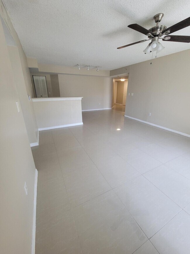 1400 Crestwood Ct S in Royal Palm Beach, FL - Foto de edificio - Building Photo