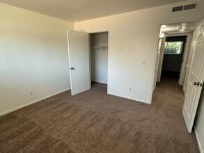 547 E Barstow Ave in Fresno, CA - Building Photo - Building Photo