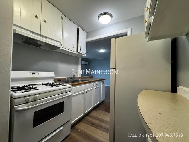 513 Main St in Vassalboro, ME - Foto de edificio - Building Photo