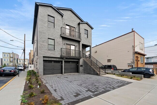 41 E 16th St in Bayonne, NJ - Building Photo - Building Photo