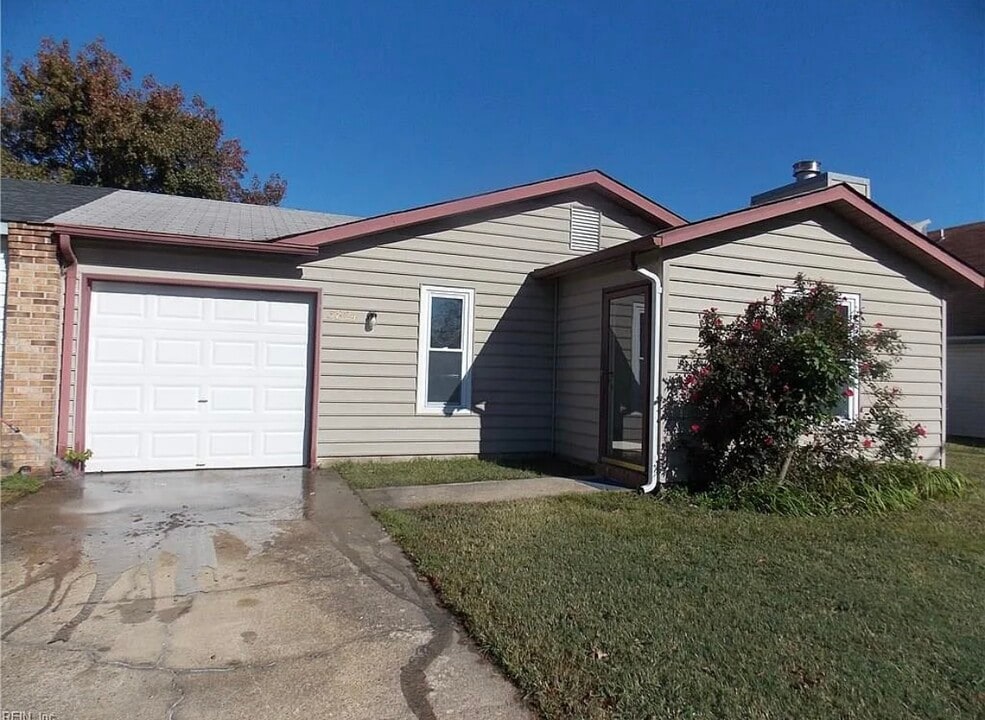 3824 Shooting Star Dr in Virginia Beach, VA - Building Photo