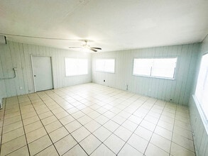 15310 NW 31st Ave in Opa Locka, FL - Foto de edificio - Building Photo