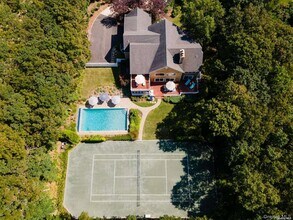 37 Arbutus Rd in Southampton, NY - Building Photo - Building Photo