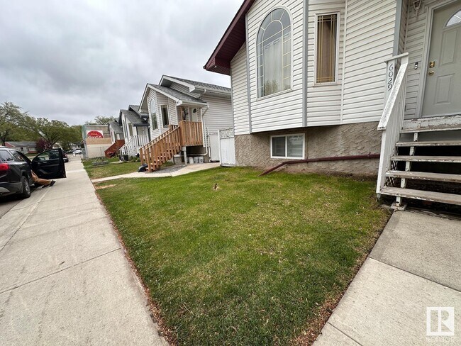 6029-6120 120 Ave NW in Edmonton, AB - Building Photo - Building Photo