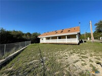 1375 Canyon Trce in Canyon Lake, TX - Foto de edificio - Building Photo