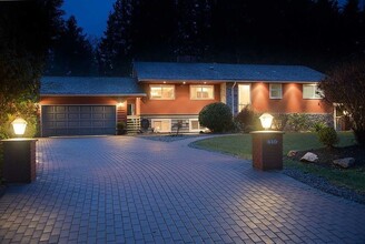 440 Newlands Rd in West Vancouver, BC - Building Photo - Building Photo