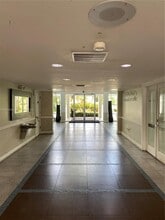 492 NW 165th St in Miami, FL - Foto de edificio - Building Photo