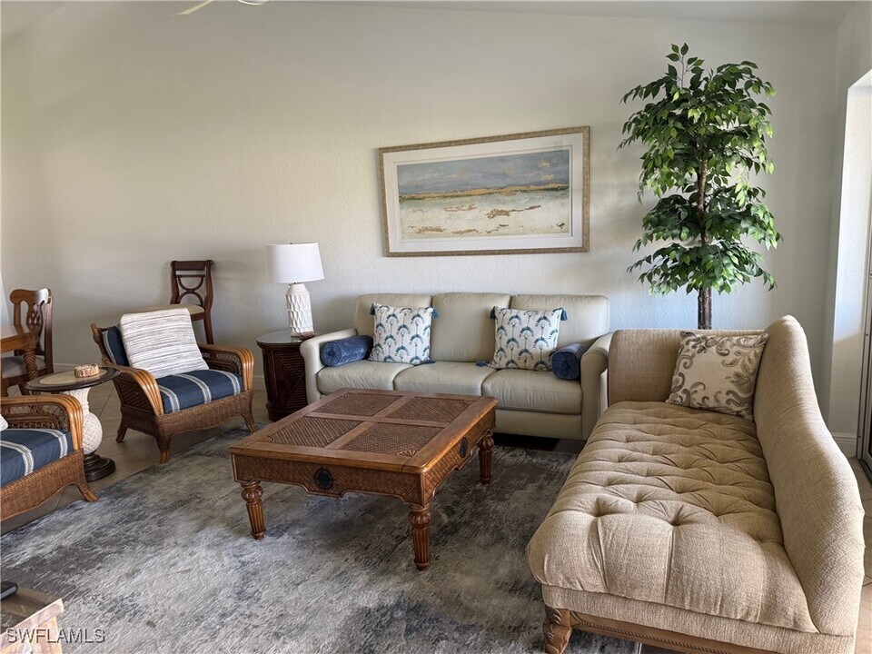 9640 Victoria Ln in Naples, FL - Building Photo
