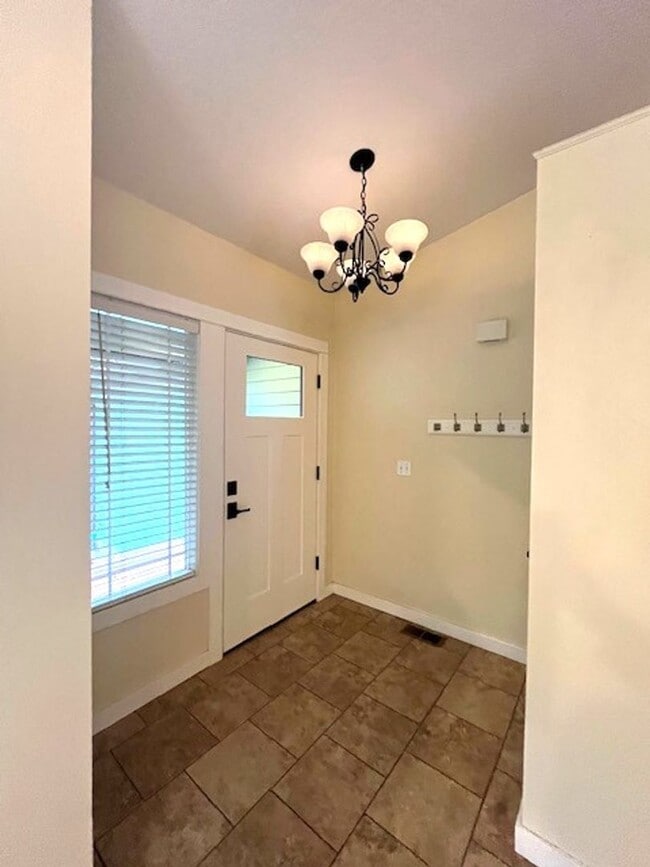 380 NW 1st St in Dundee, OR - Building Photo - Building Photo