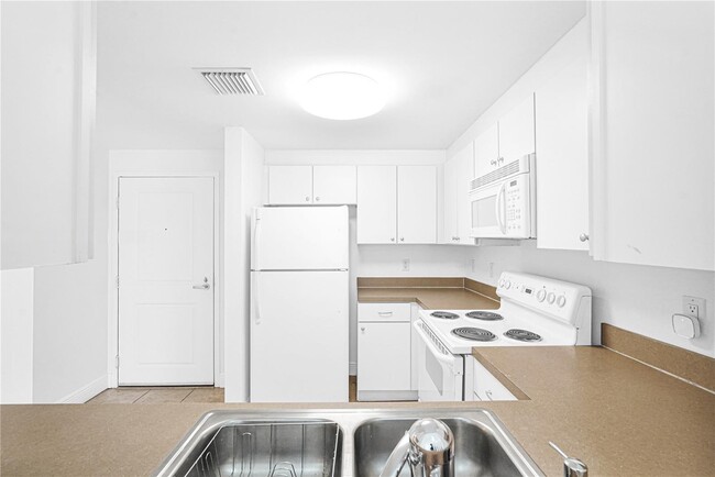 1250 S Miami Ave, Unit 812 in Miami, FL - Building Photo - Building Photo