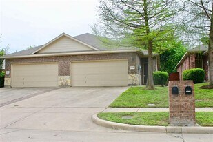 2410 Ravenwood Ct in Mansfield, TX - Building Photo