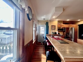 33 Oakland Rd, Unit 2 in Brookline, MA - Foto de edificio - Building Photo