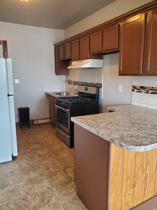 property at 1502 Broadway St