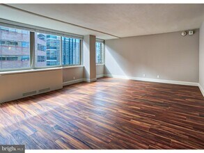 1815 John F Kennedy Blvd, Unit 2B-1412 in Philadelphia, PA - Foto de edificio - Building Photo