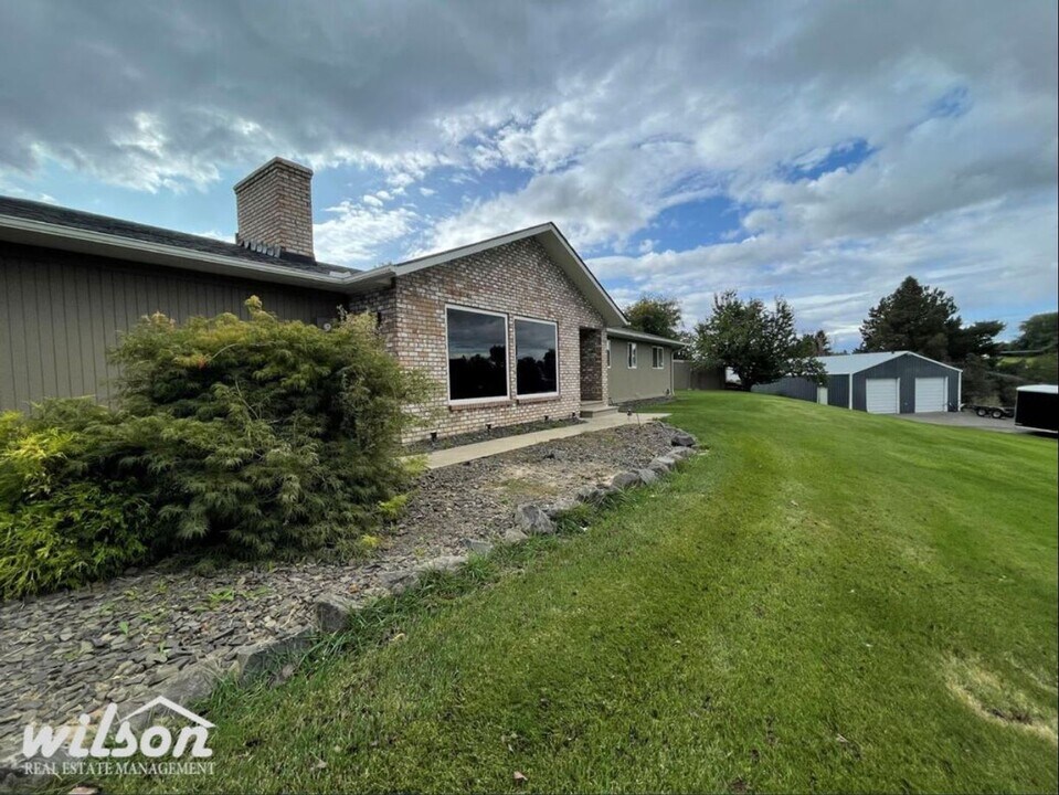 80 Hickory Ln in Selah, WA - Building Photo