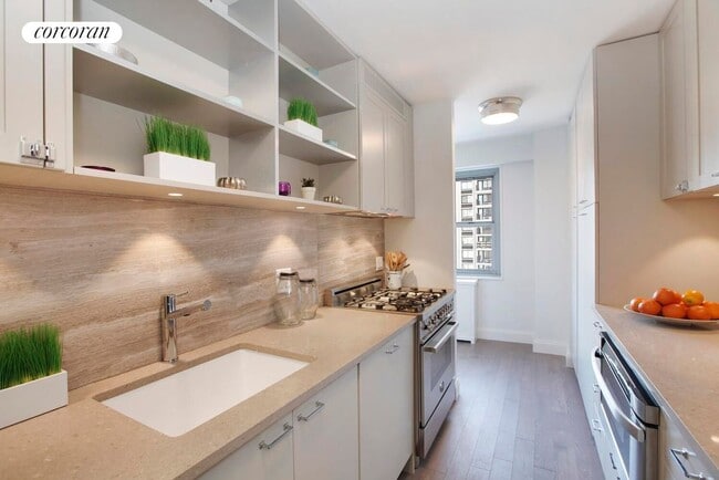 100 W 93rd St in New York, NY - Building Photo - Building Photo